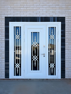 Белая парадная дверь Белая парадная дверь