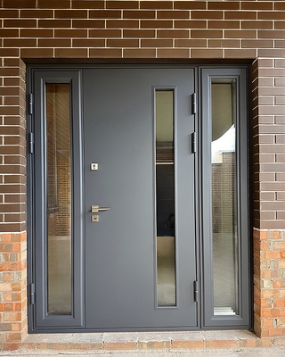 Дверь с боковым остеклением Дверь с боковым остеклением