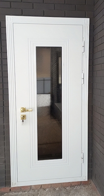 Уличная дверь с остеклением Уличная дверь с остеклением